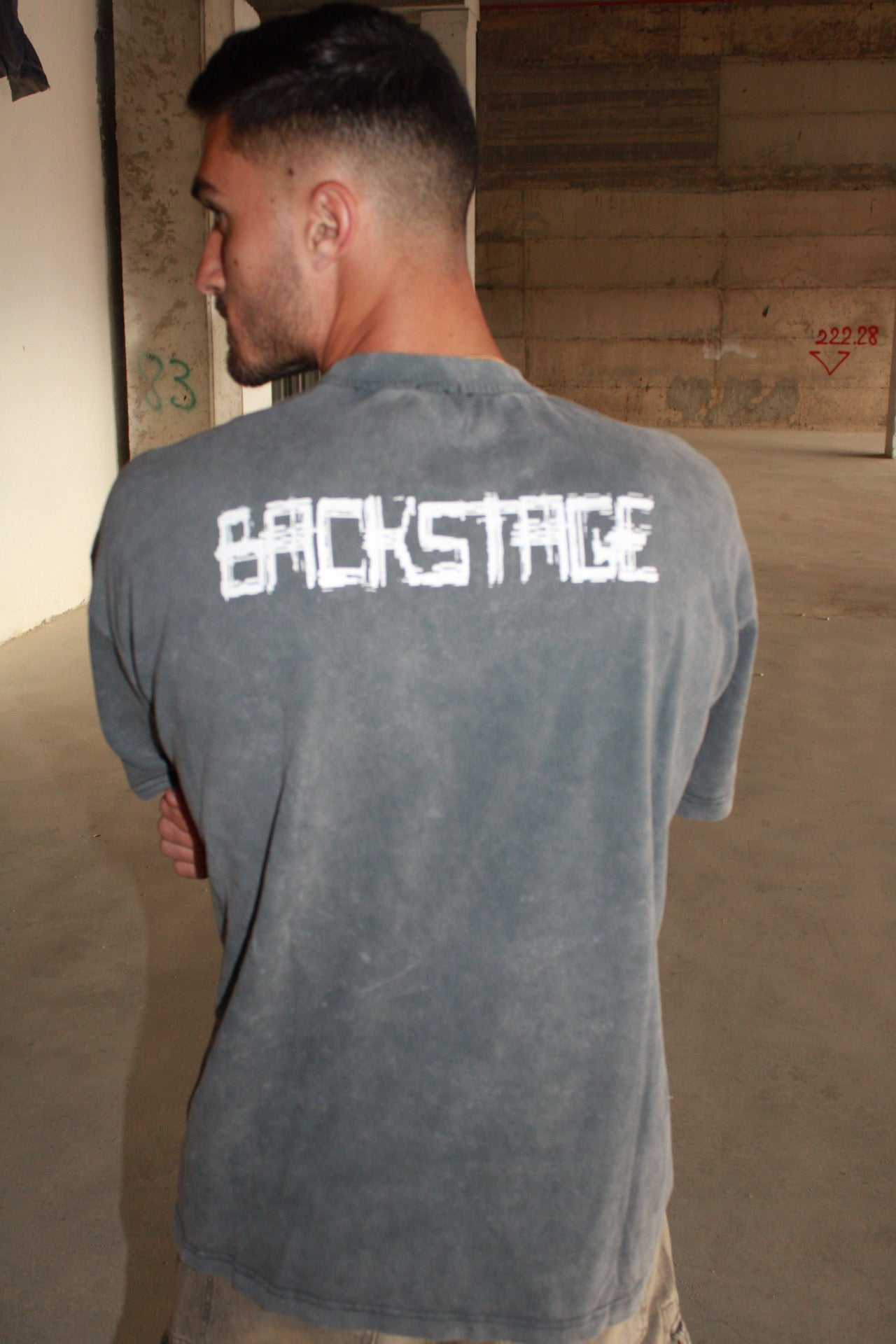 טי BACKSTAGE