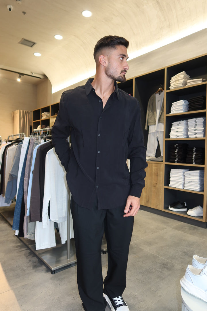 מכופתרת משי שחורה