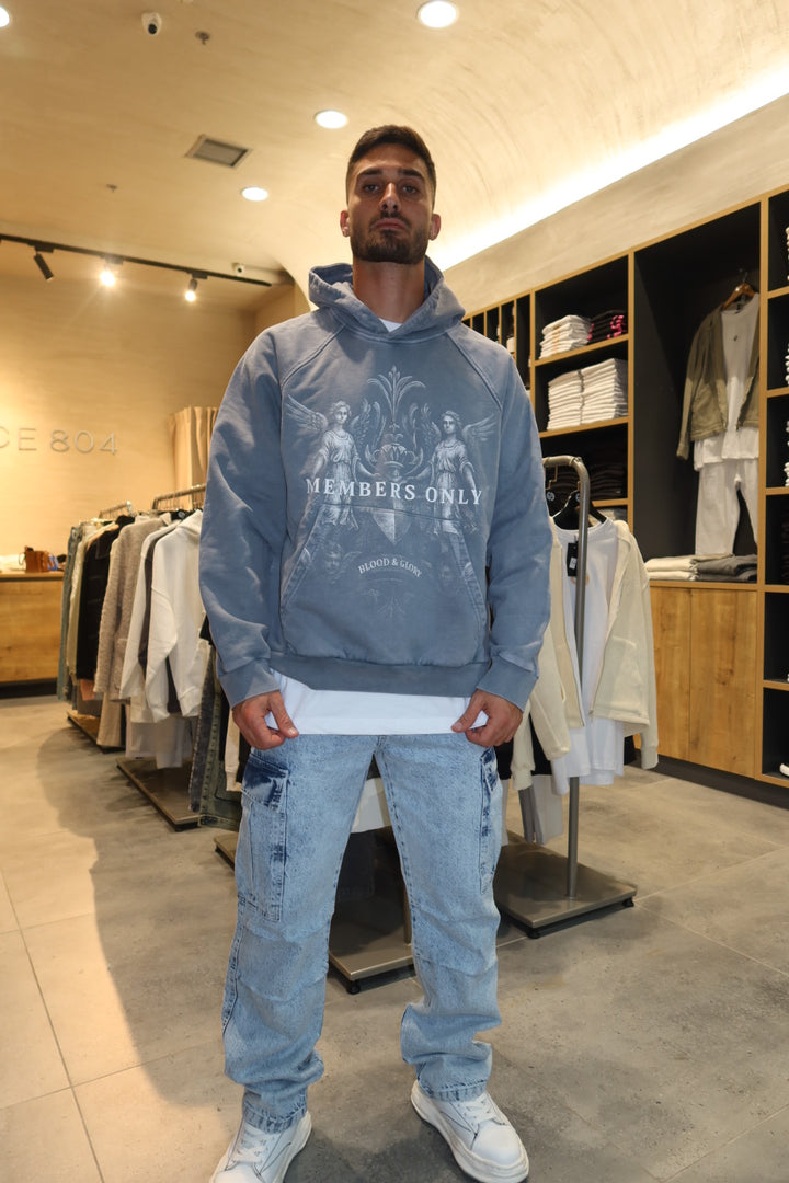 קפוצון אפור בשטיפה בהירה