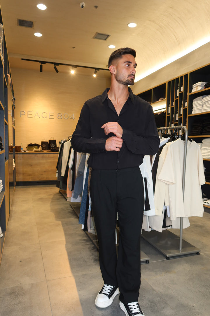 מכופתרת משי שחורה