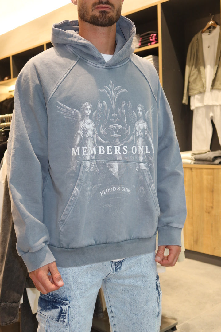 קפוצון אפור בשטיפה בהירה